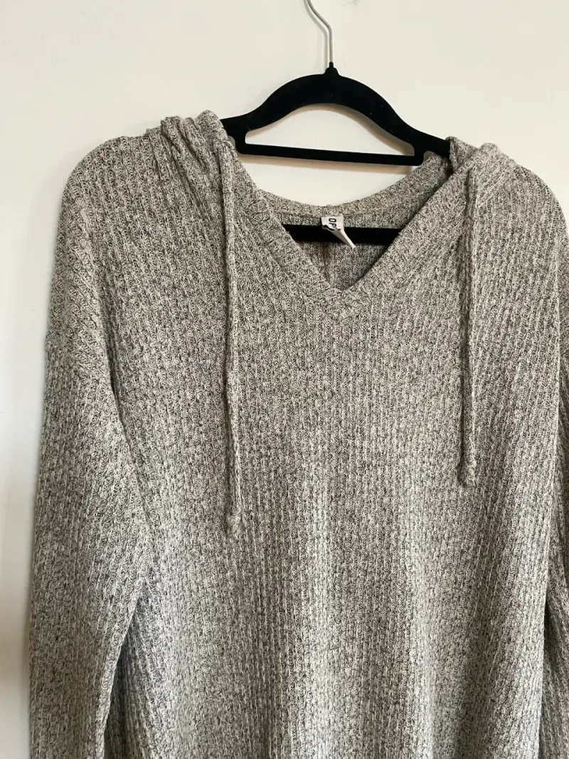 Suéter gris con capucha para mujer - 5