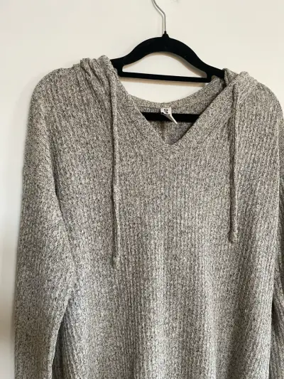 Suéter gris con capucha para mujer - miniatura 5