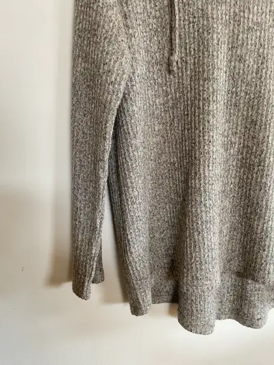 Suéter gris con capucha para mujer - miniatura 6