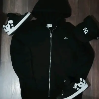 Poleron negro simple LACOSTE 🐊🖤 - miniatura 1