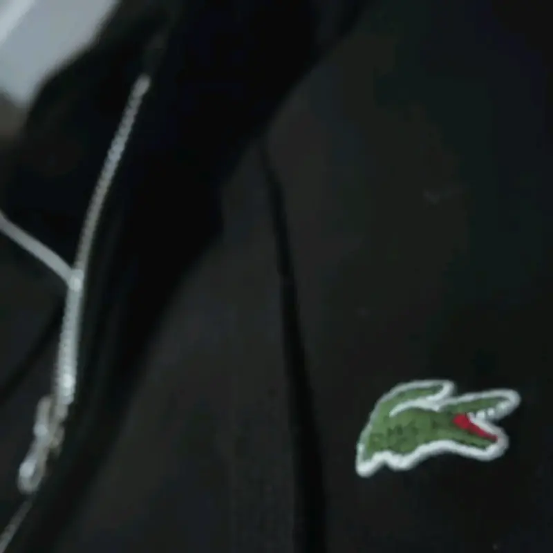 Poleron negro simple LACOSTE 🐊🖤 - 3