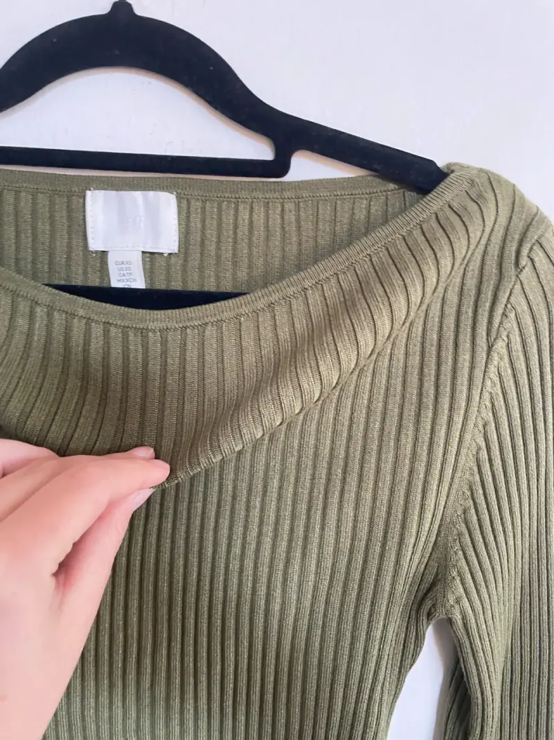 Suéter verde oliva de punto acanalado - 3