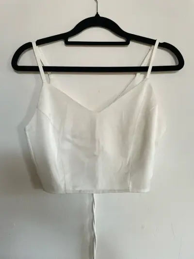 Top blanco de tirantes elegante - miniatura 1