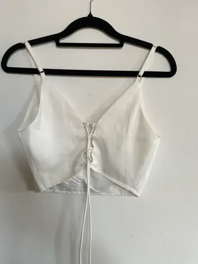 Top blanco de tirantes elegante - miniatura 5