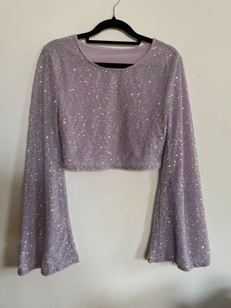 Top corto lila con lentejuelas brillantes - 1