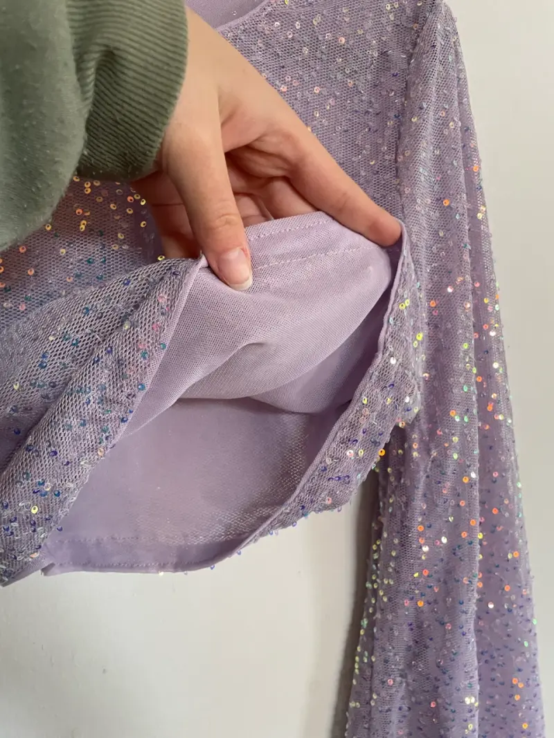 Top corto lila con lentejuelas brillantes - 3