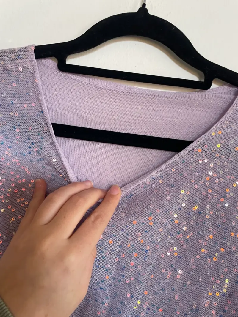 Top corto lila con lentejuelas brillantes - 4