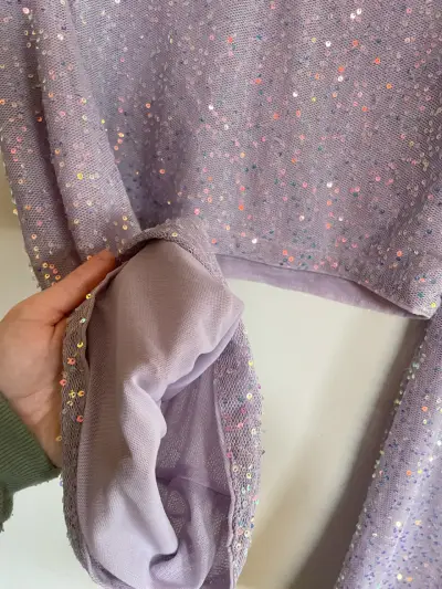 Top corto lila con lentejuelas brillantes - miniatura 5