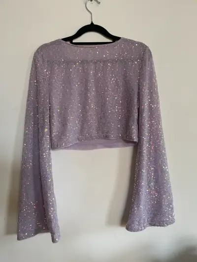 Top corto lila con lentejuelas brillantes - miniatura 6