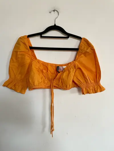 Blusa corta naranja con mangas abullonadas - miniatura 1