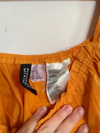 Blusa corta naranja con mangas abullonadas - miniatura 2