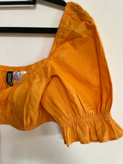 Blusa corta naranja con mangas abullonadas - miniatura 3