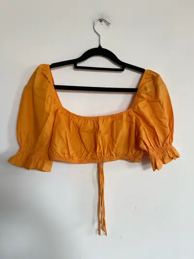 Blusa corta naranja con mangas abullonadas - miniatura 4