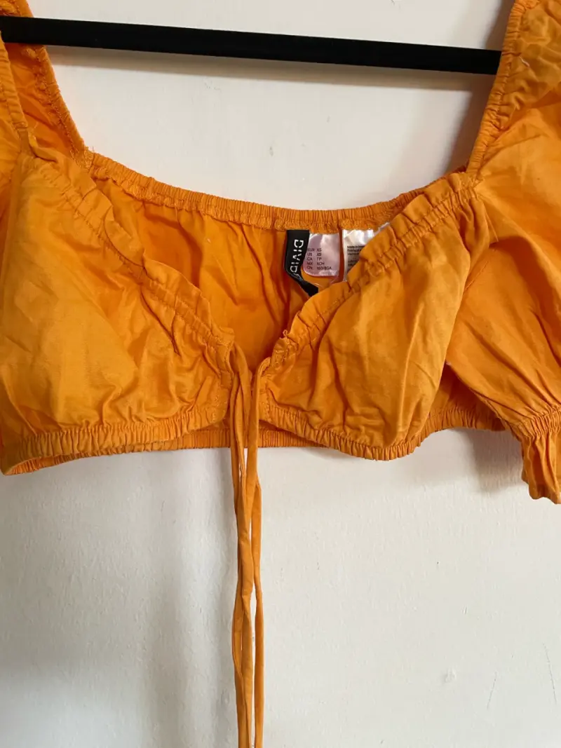 Blusa corta naranja con mangas abullonadas - 5