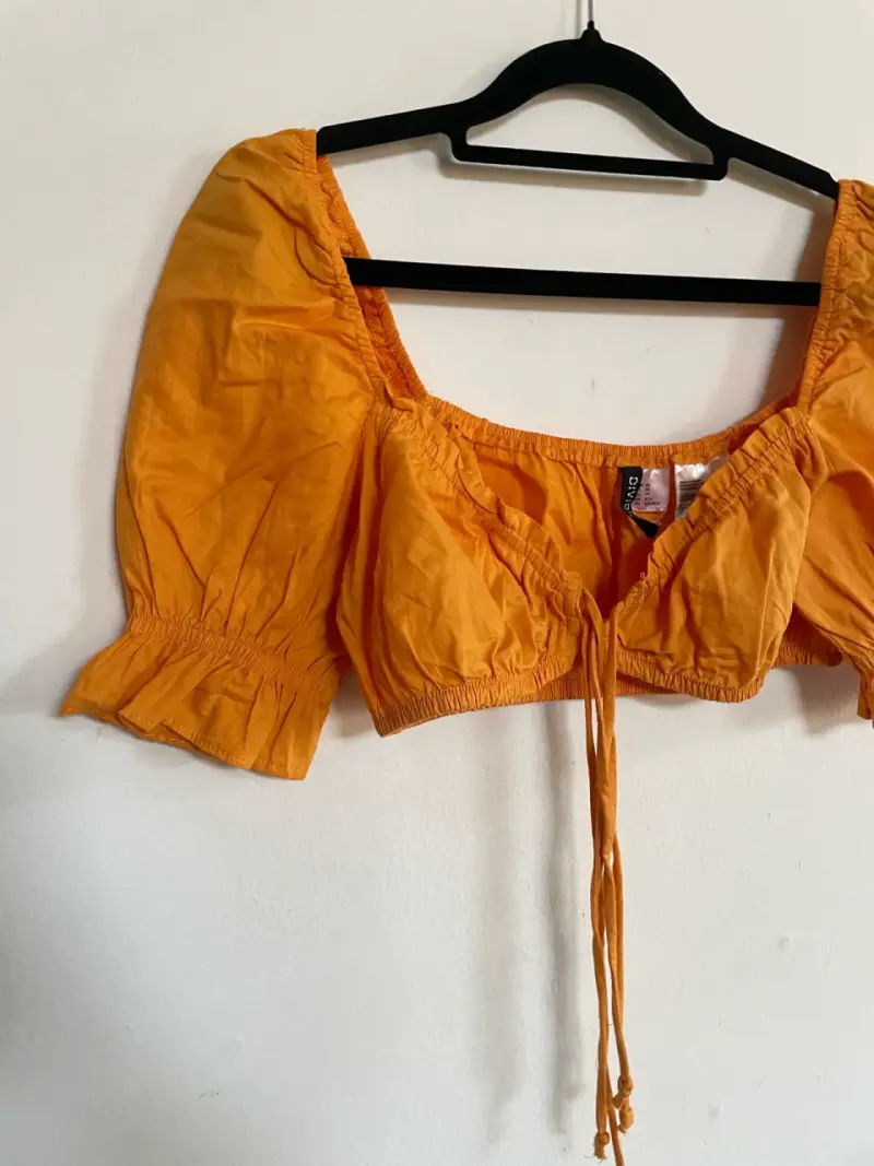 Blusa corta naranja con mangas abullonadas - 6
