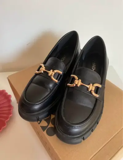 Mocasines negros de cuero con detalle dorado - miniatura 1