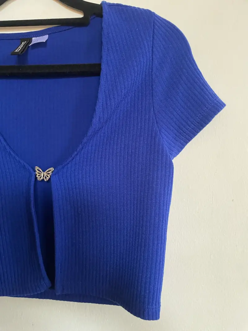 Top azul con detalle de mariposa - 3