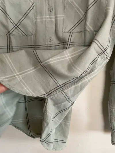 Camisa a cuadros gris claro de mujer - miniatura 4