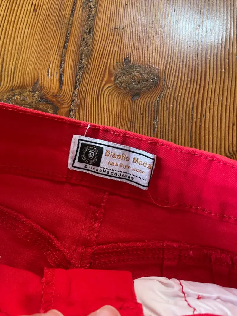 Falda de mezclilla roja desgastada - 4