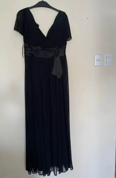 Vestido largo negro elegante con detalle floral - miniatura 1