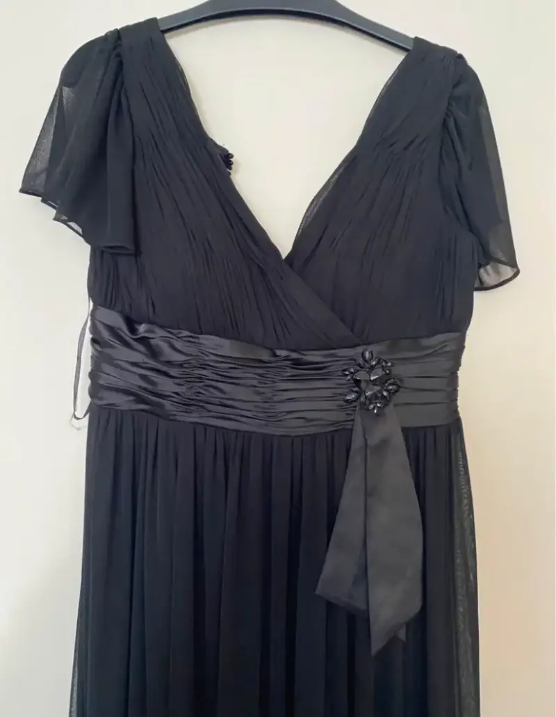 Vestido largo negro elegante con detalle floral - 2