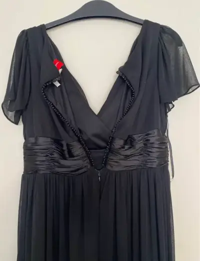 Vestido largo negro elegante con detalle floral - miniatura 3