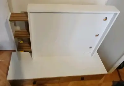 Mueble blanco con estantes de madera - miniatura 1