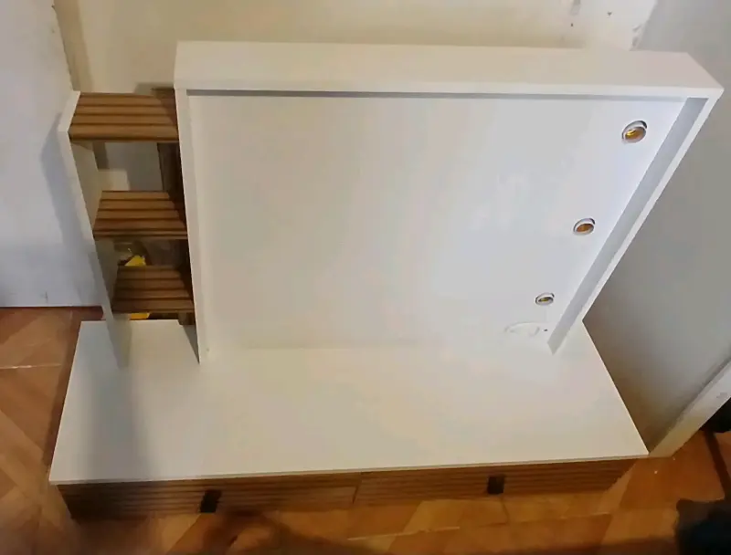 Mueble blanco con estantes de madera - 2