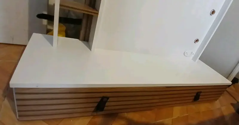 Mueble blanco con estantes de madera - 3