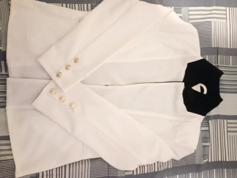 Blazer blanco elegante con botones dorados talla L - 1
