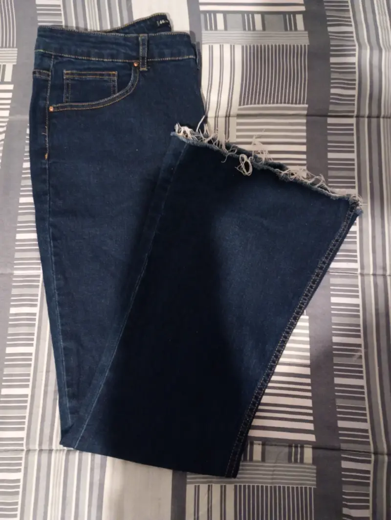 Jeans azul oscuro con borde deshilachado talla 46