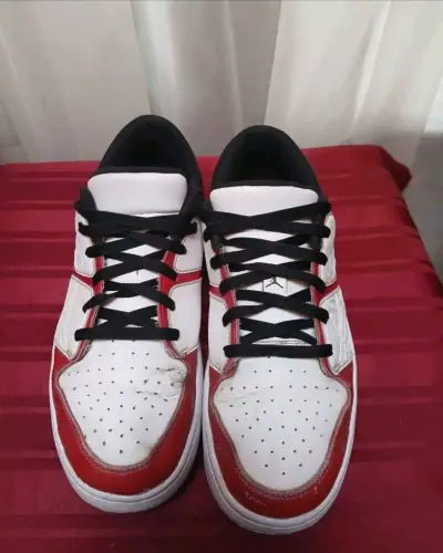 Zapatillas deportivas blancas y rojas - miniatura 1