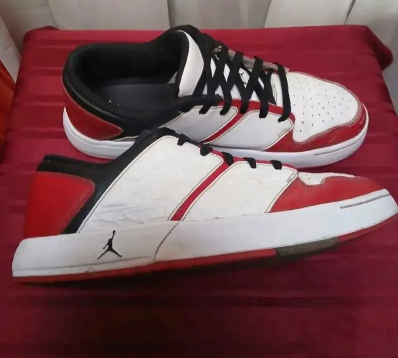 Zapatillas deportivas blancas y rojas - 2
