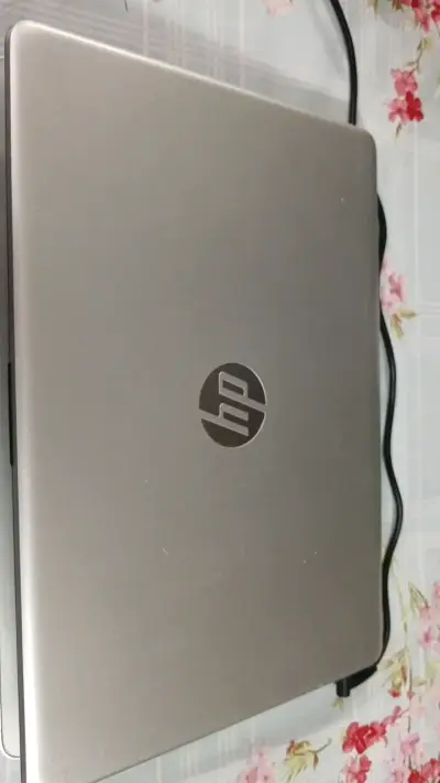 Laptop HP con pantalla de 15 pulgadas - miniatura 2