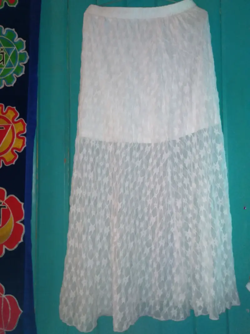 Falda larga de encaje blanco
