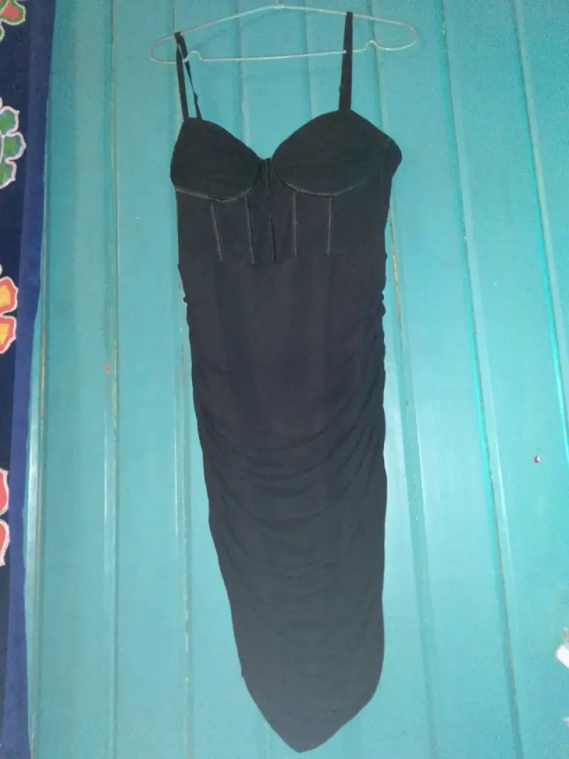 Vestido negro ajustado con tirantes