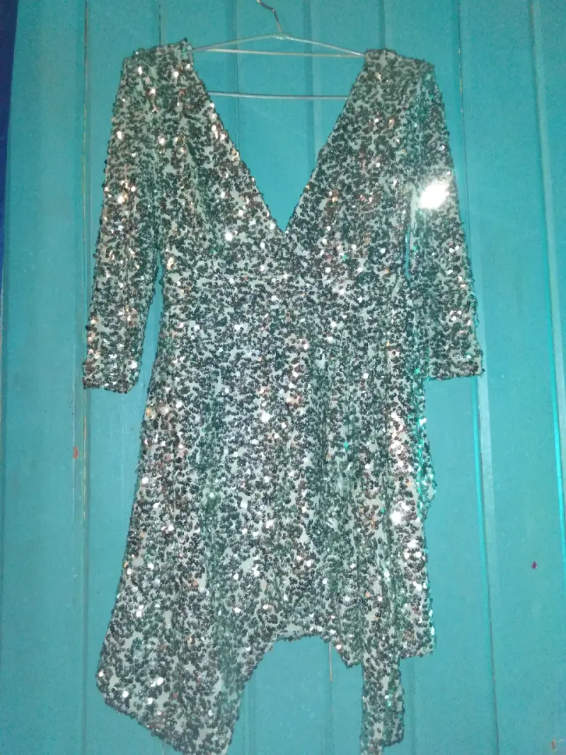 Vestido de lentejuelas plateado elegante