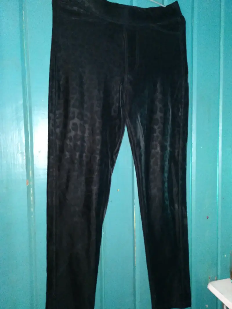 Pantalones negros con estampado animal print