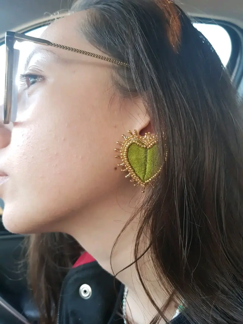 Aros de corazón bordado verde - 1