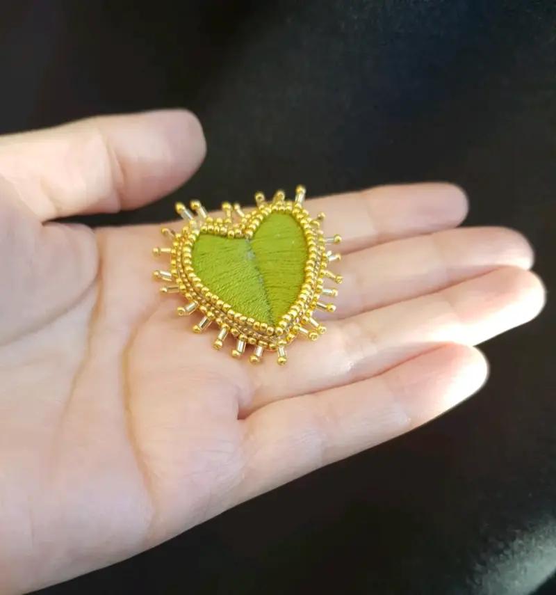 Aros de corazón bordado verde - 3