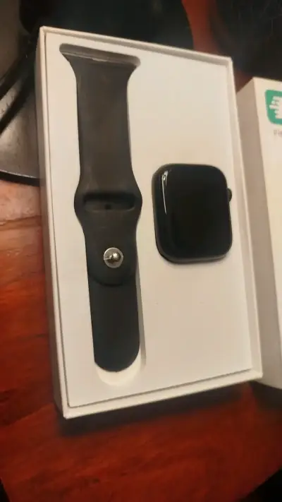 Smartwatch negro con correa de silicona - miniatura 1
