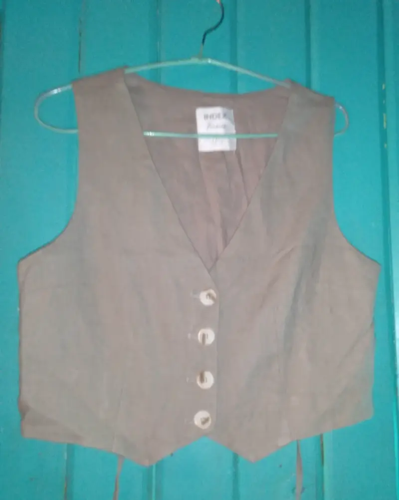Chaleco beige sin mangas con botones