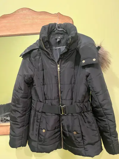 Chaqueta acolchada negra con cinturón H&M - miniatura 1