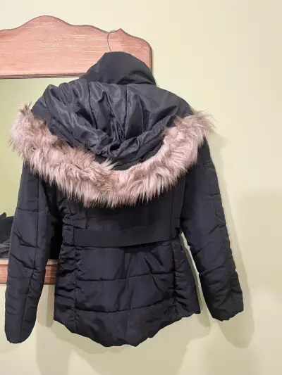 Chaqueta acolchada negra con cinturón H&M - miniatura 2
