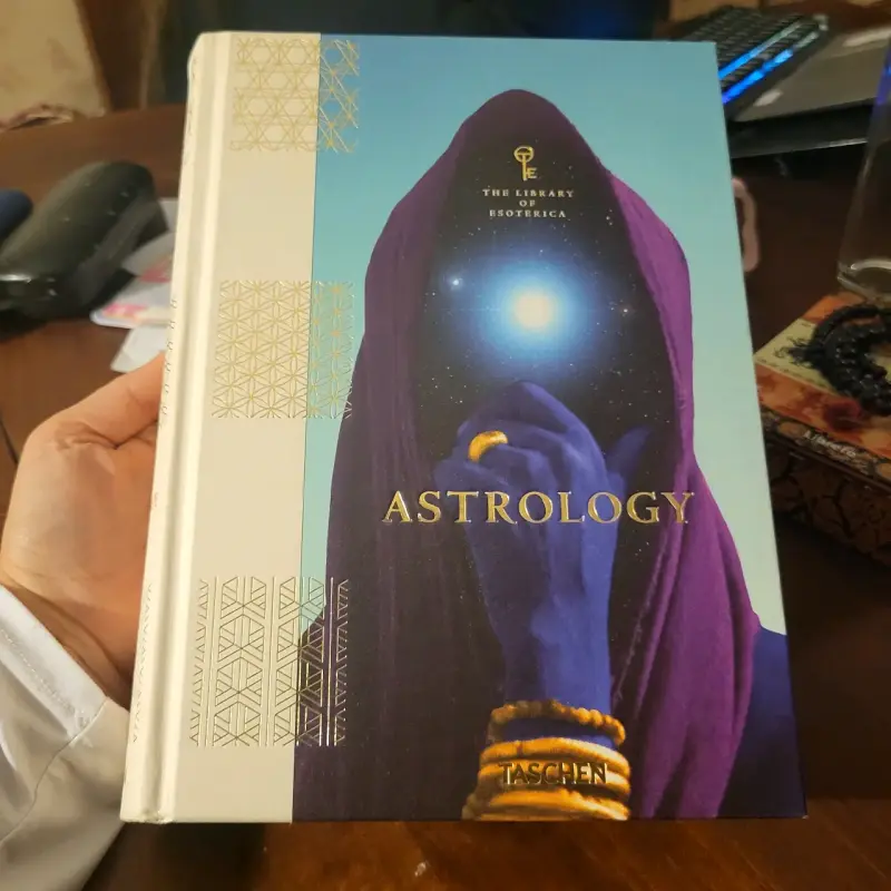 Libro 'Astrology' de Taschen, edición esotérica - 1