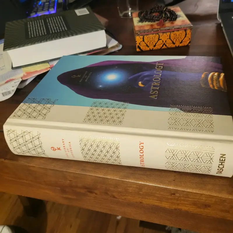 Libro 'Astrology' de Taschen, edición esotérica - 2