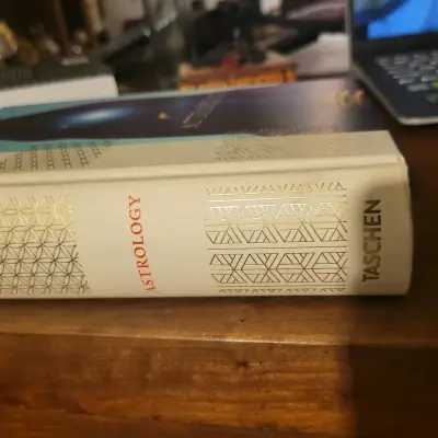 Libro 'Astrology' de Taschen, edición esotérica - miniatura 3