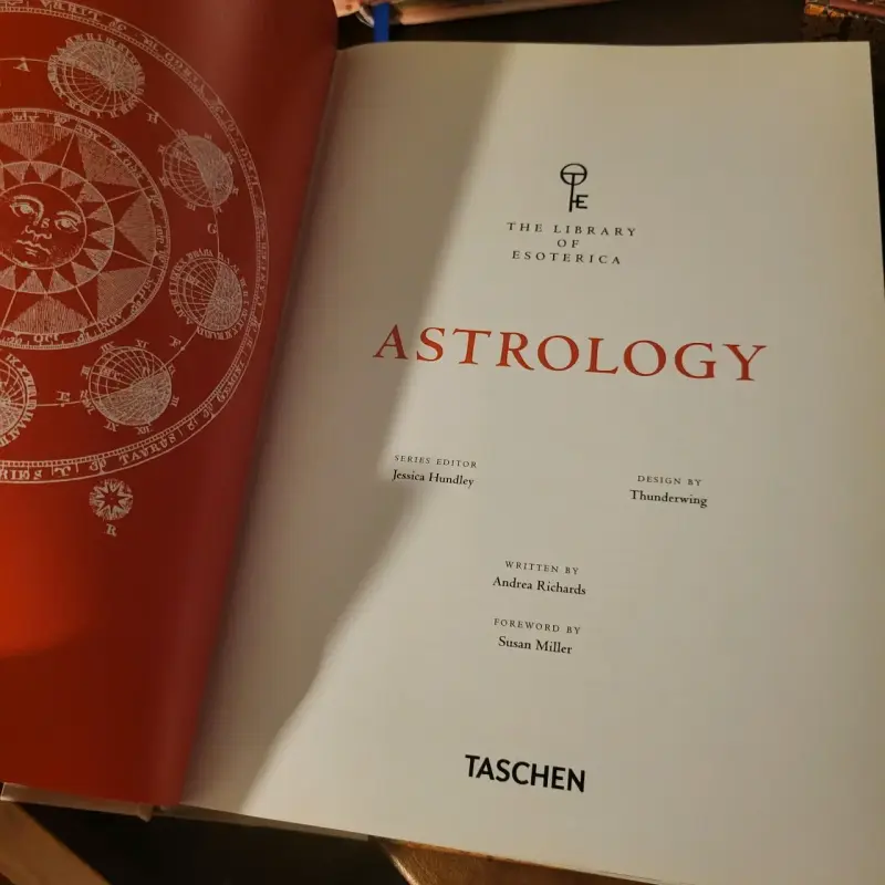 Libro 'Astrology' de Taschen, edición esotérica - 4
