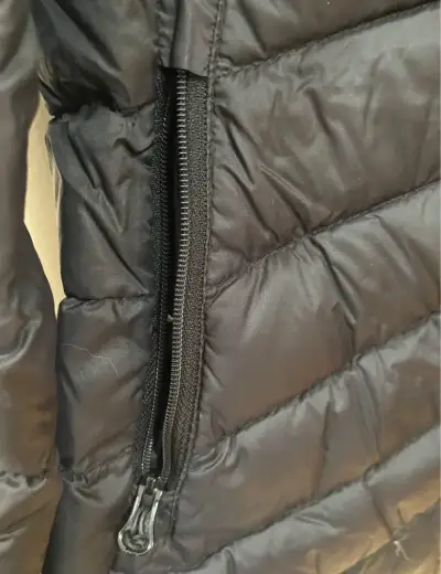 Chaqueta acolchada negra para invierno - miniatura 3