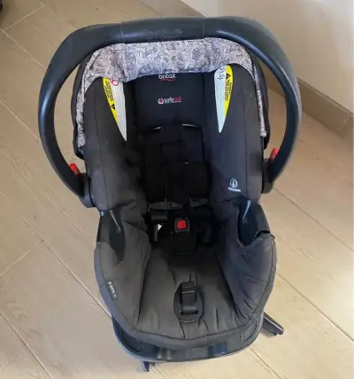 Coche Britax plegable negro para bebé - miniatura 4